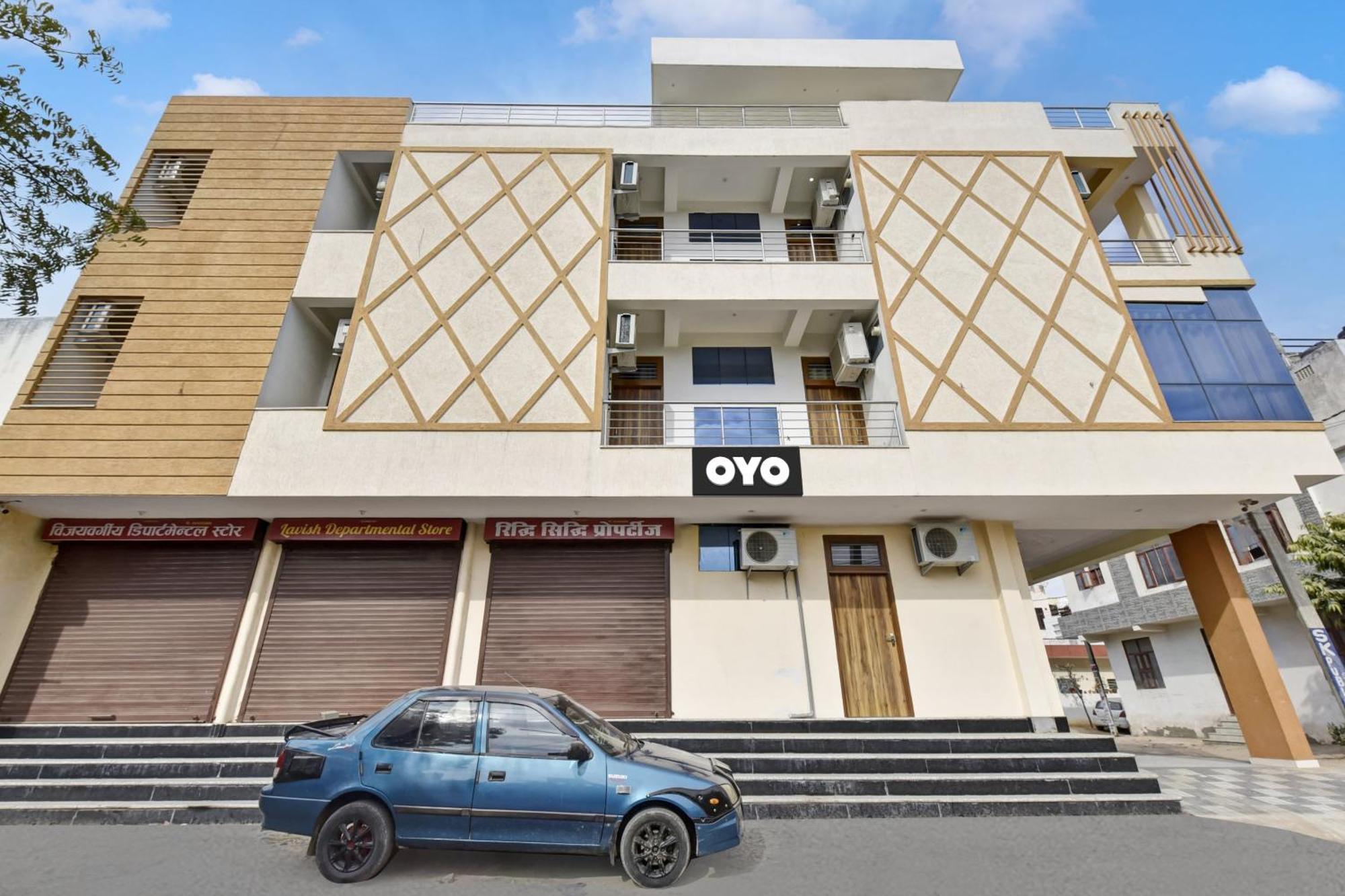 Oyo 82116 24a 7 Living Hotel 3*